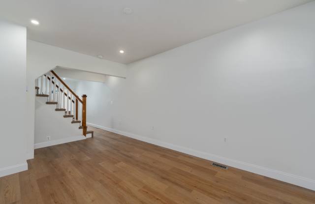 433 W. 23rd St. 4 Bedroom, 3 Bath Townhome with in-law Suite Gallery 4