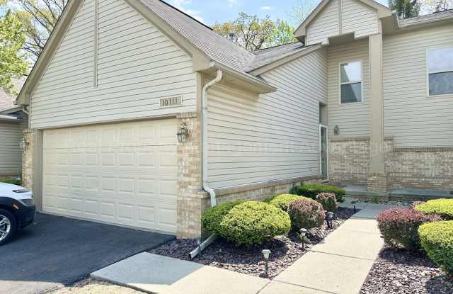 Beautifully Updated 2-Bedroom Townhouse w/ Finished Basement - Close to Royal Oak, Ferndale, Pleasant Ridge! photos photos