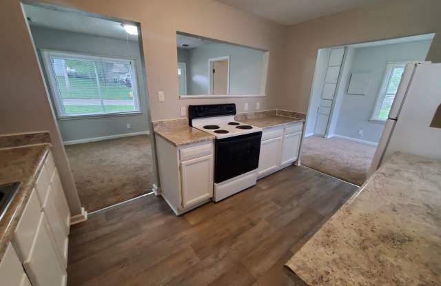 1 bedroom rental home with 2 car garage! Gallery 4