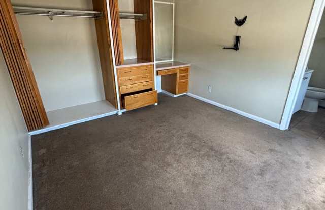 524 S Grand Ave East Gallery 4