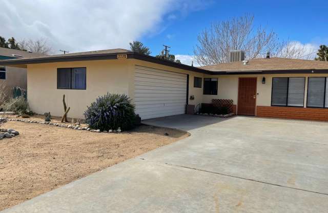 No Carpet!! Huge Yard! Extra Parking photos photos