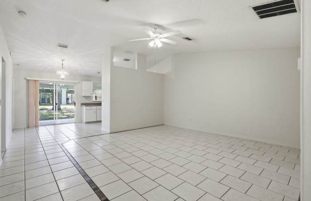 2 Bed 2 Bath Duplex with Garage! Gallery 4