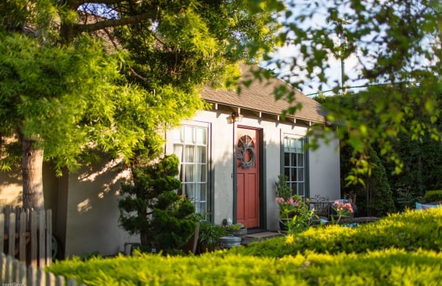 3805 Zen Garden Cottage - 251 Dela Vina Avenue, Monterey, CA 93940