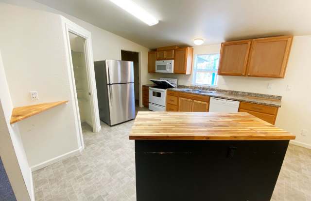 ~3 Bedroom 2 Bath Home w/Shop~ Gallery 3