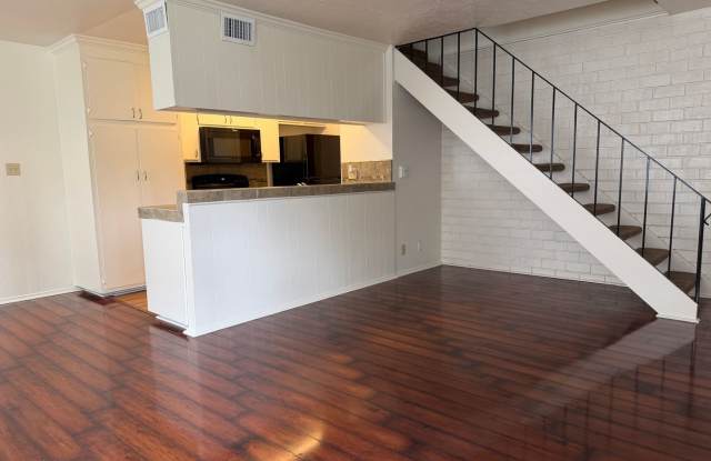 2 story updated townhouse In Rosemont 2/1 MOVE IN SPECIAL 2nd month rent is free! photos photos