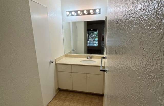 Conveniently Located 1BR Townhome in Desirable Crosspointe at Halawa Gallery 4
