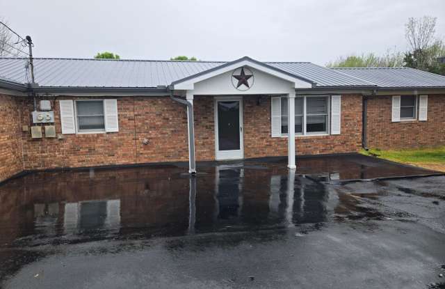 **Charming 3-Bed, 2-Bath Duplex Apartment with Spacious Garage and Large Back Porch** photos photos