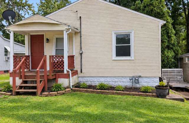 Cozy 2-Bedroom Home in East Moline – Convenient Location! Gallery 1