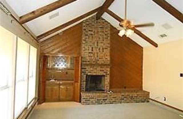 2316 Stonegate Drive N Gallery 4