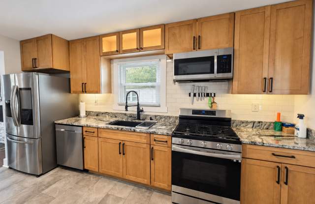 Bowman Field Two Bedroom House! Gallery 4