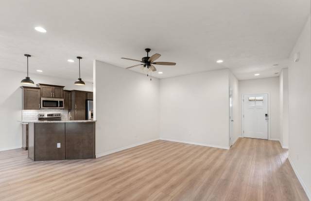 NEW LUXURY 3 BED 2 BATH 2 CAR GARAGE DUPLEX Gallery 3
