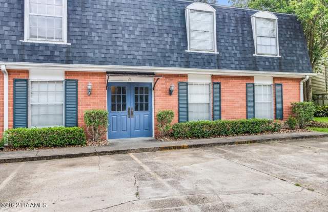 211 Versailles Boulevard Gallery 1