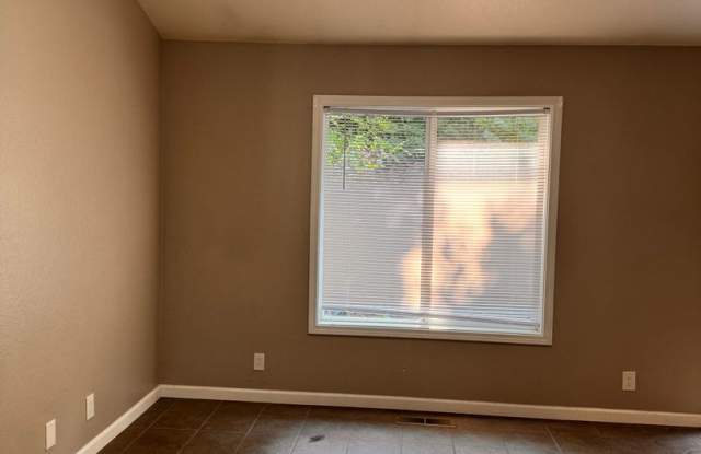 Hucrest 3 bedroom 2 bath home with garage Gallery 4