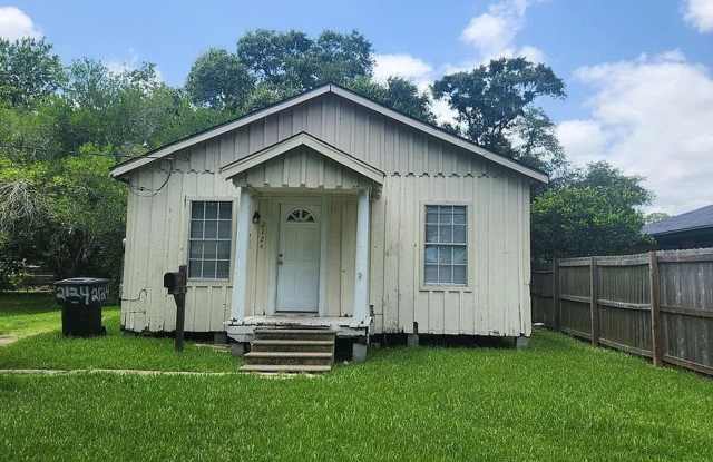 House For Rent 2124 Avenue G Nederland, TX 77627 Gallery 1