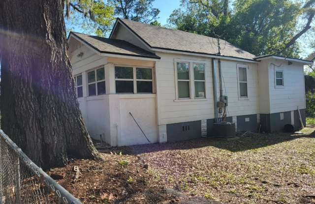 Fully Renovated 3/1 first floor single family home available for Immediate rent! Gallery 4