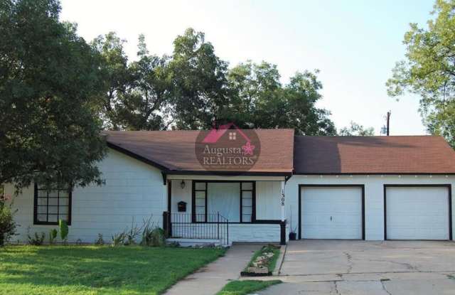Charming and spacious home in the heart of Sweetwater! Gallery 1