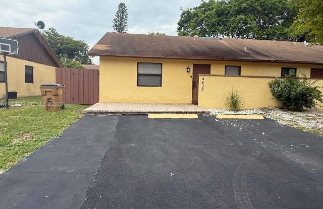 4403 NW 4th Ave photos photos