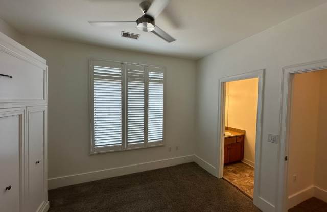 Downtown 3 BR/ 3.5 BA Condo w/ DOUBLE GARAGE! Gallery 3