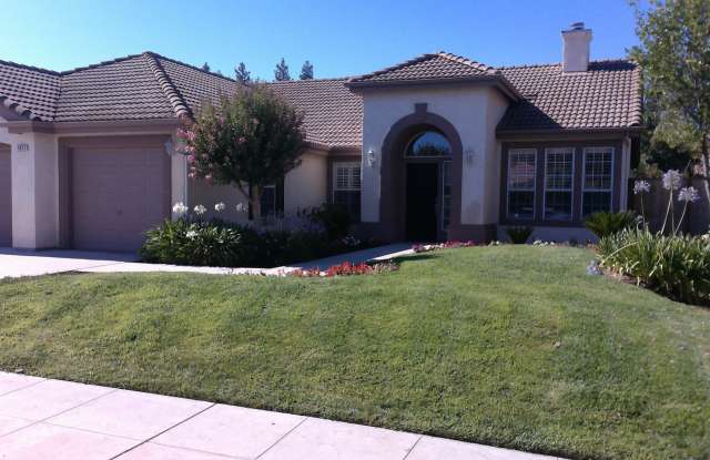 Beautiful 3 Bedroom 2 Bath home with bonus room in the Clovis North High area. photos photos