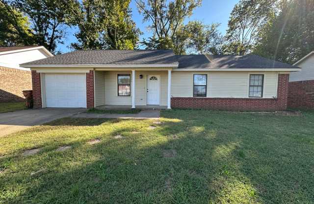 Welcome to this charming 3-bedroom, 1.5-bathroom home located in the heart of Russellville, AR. - 704 Shadow Drive, Russellville, AR 72802