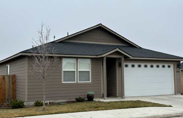 Modern 3-Bedroom Home with Large Fenced Backyard photos photos Modern 3-Bedroom Home with Large Fenced Backyard photos photos