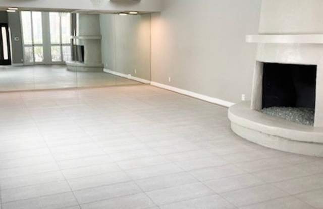 GREAT 3 Bedroom 2.5 Bath in Paradise Valley! Gallery 3