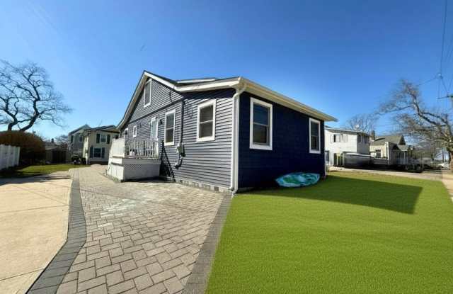 1208 Pine Tree Way unit: Front House photos photos