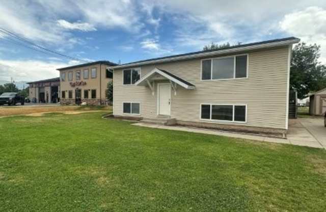 $2295 Move in Special! First Month Rent Free! Spacious 5 Bed 2 Bath Home with Large Yard in Clinton photos photos