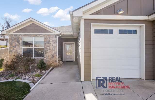3 bedroom 2 bath twin home is a must see! - Small dog Friendly Gallery 3