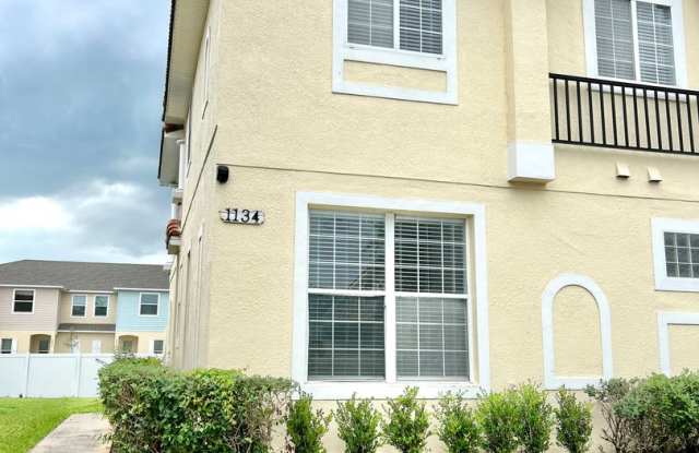 Exceptional end-unit 4Bedrooms / 3.5Bath townhome minutes from Disney Parks! Gallery 1