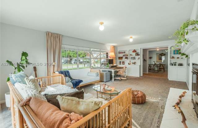 4042 Greenwood Dr photos photos
