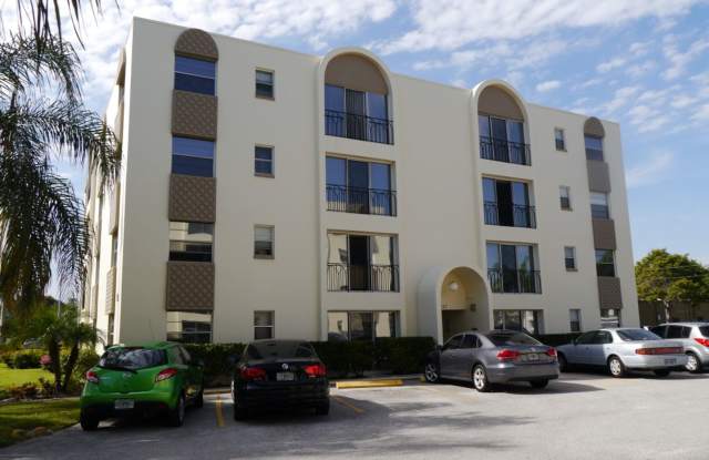 Top floor apartment, spacious and immaclulate - 327 34th Avenue North, St. Petersburg, FL 33704