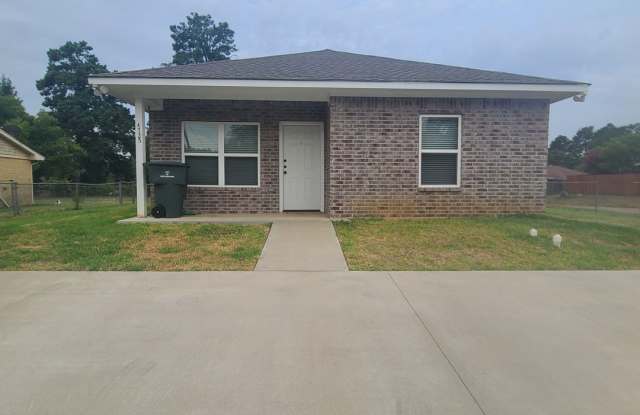 3 bedroom 3 bathroom home available in July! photos photos