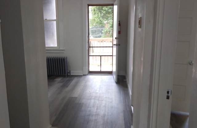 402 Center Street - 2 Gallery 4