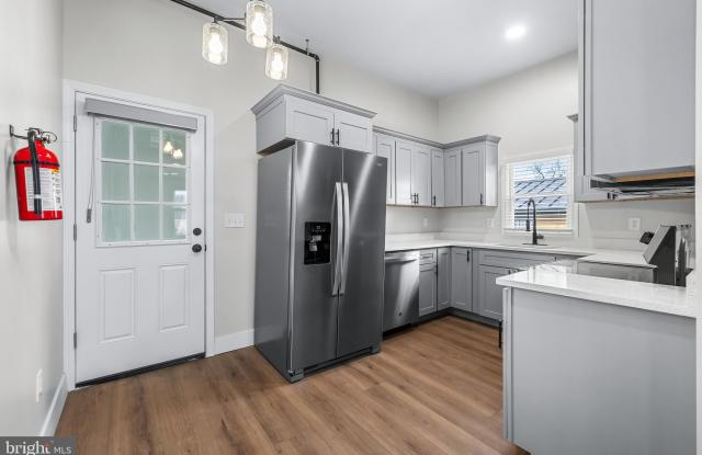 320 W KING ST unit: 3 photos photos