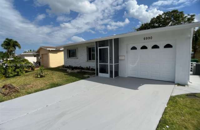 6990 NW 17th St photos photos