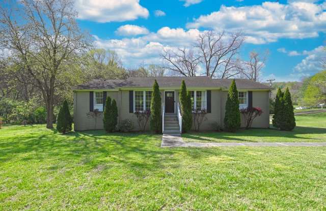 **ONE-SIDE-OF-A-DUPLEX HOME MINUTES FROM NASHVILLE WEST AND DOWNTOWN WITH A GORGEOUS LARGE YARD** photos photos