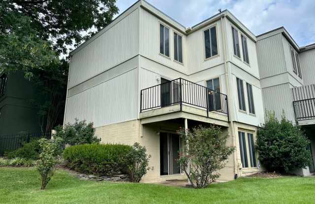 1823 N SHORE Court Gallery 2