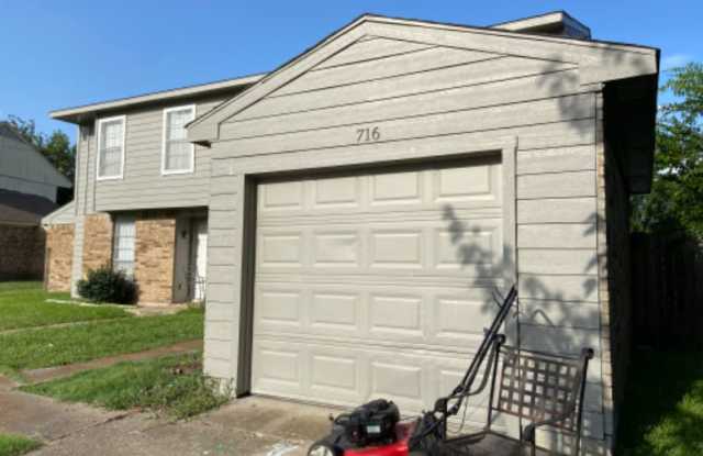 716 Royal Crest Dr Gallery 2