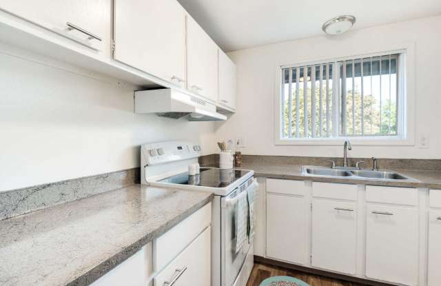 Colonial Villa Apartments Gallery 2