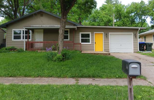 Well-Maintained 3 Bedroom / 2 Bath Ranch Home photos photos