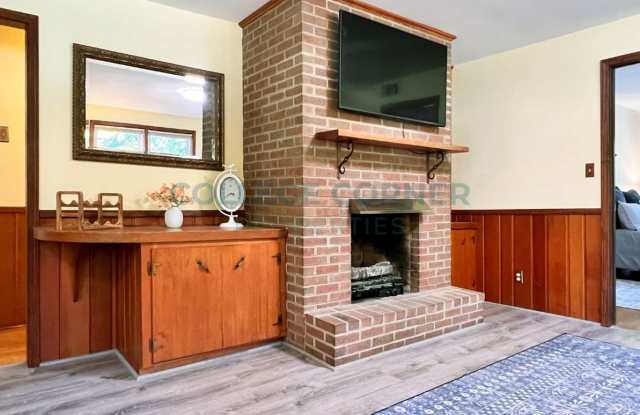 146 ROSEDALE CIRCLE - Available 6-1-2027 - 5-18-2028  (Priced By Room) Fully Furnished! Gallery 3