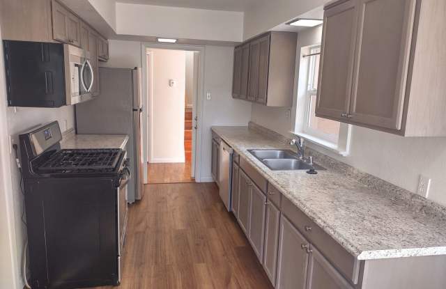 Spacious family and pet friendly home. - 2184 36th Street, Los Alamos, NM 87544