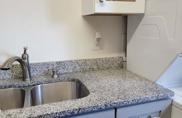 Front half of duplex, 2 bedroom 1 bath Gallery 1