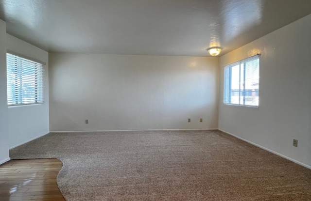 Upstairs Three Bedroom Condo ~ N. Prescott Gallery 4