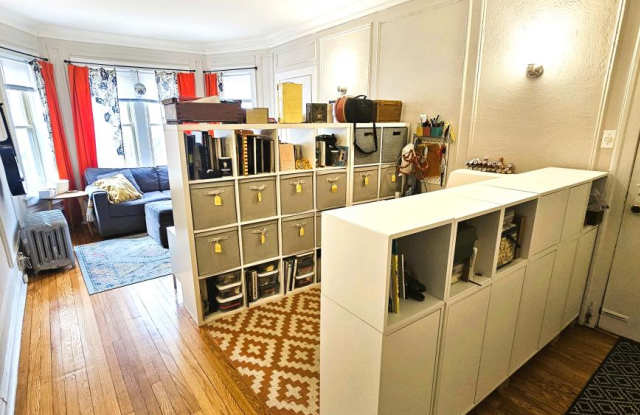 7000 North Paulina Gallery 4