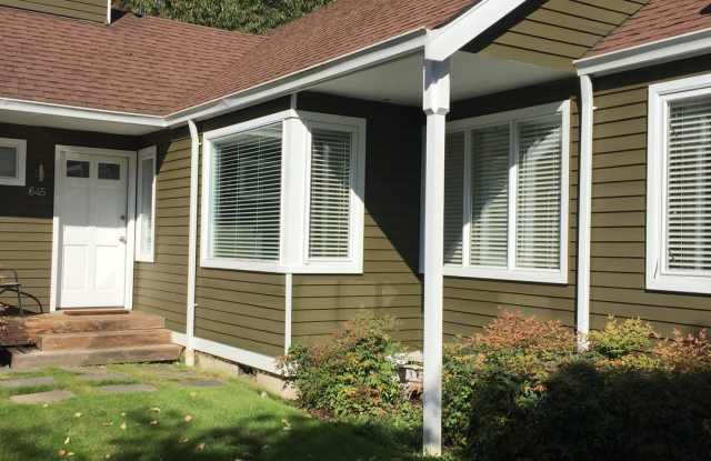 645 Madison Avenue - 645 Madison Avenue North, Bainbridge Island, WA 98110