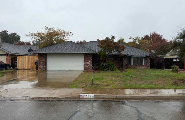2134 East Iris Avenue - 2134 East Iris Avenue, Visalia, CA 93292