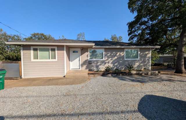 3 Bedroom House in Shasta Lake, Fridge, Washer and Dryer Included. photos photos