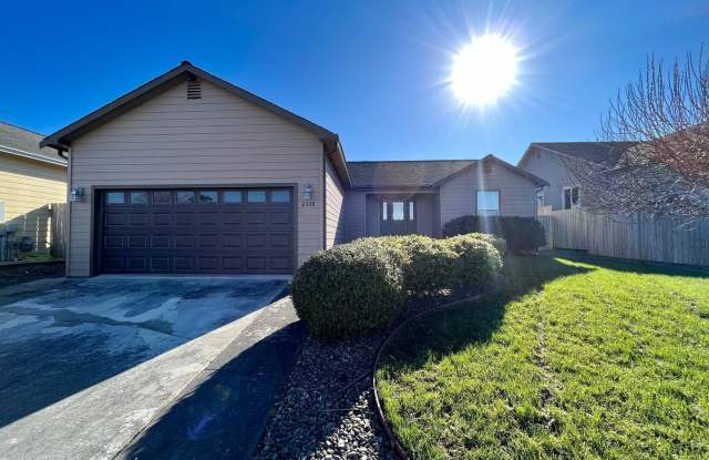 Charming 3 bed 2 bath home with oversized 2 car garage in Humboldt Hill photos photos